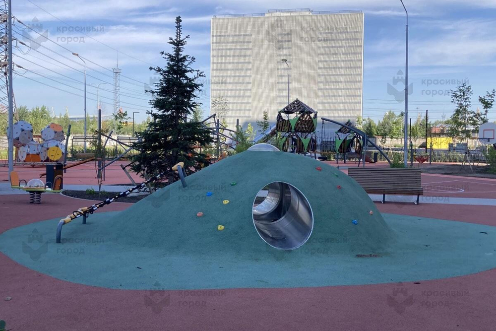 Холм с иллюминатором