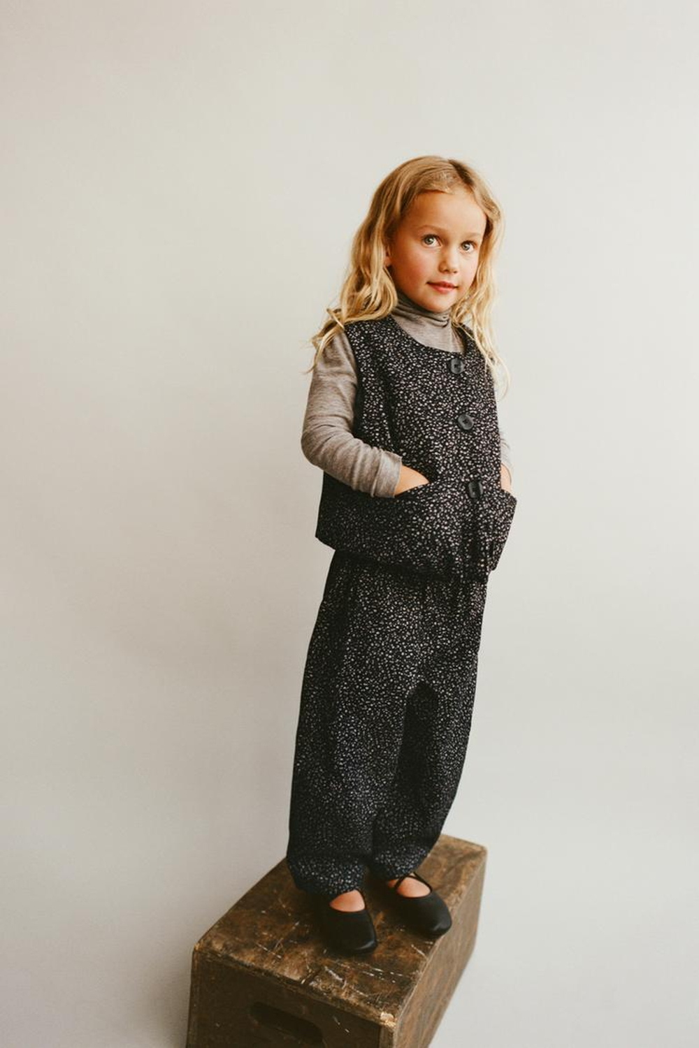 ZARA СТЕГАНЫЙ ЖИЛЕТ С ЦВЕТОЧНЫМ ПРИНТОМ, ЧЕРНЫЙ