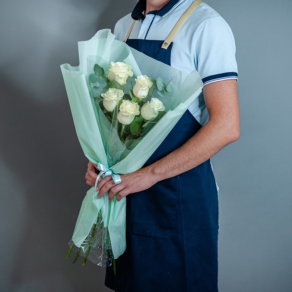 Букет из 5 белых роз Эквадор с эвкалиптом