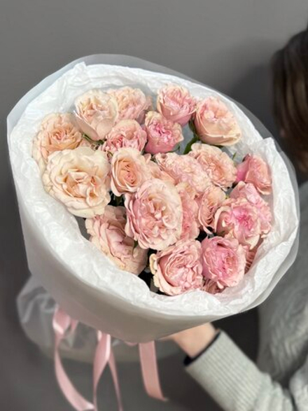 Монобукет с кустовыми пионовидными розами цвета Капучино