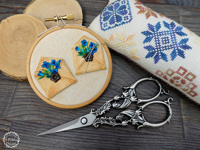 Магнит для игл "Весенний конвертик с синими цветами"