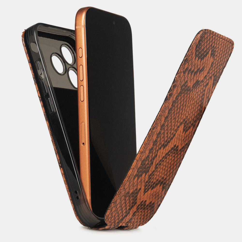 Чехол для iPhone 17 Pro кожаный, питон цвета коньяк