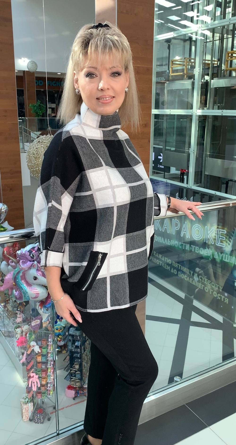 Теплый джемпер в черно-белую клетку