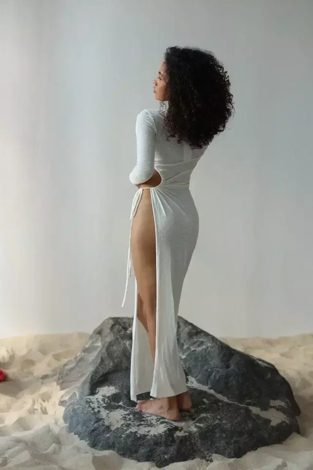 Платье Aya с разрезом на бедре