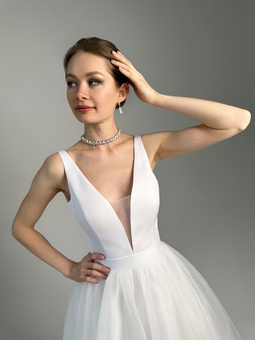 Свадебное нарядное платье с глубоким V-образным вырезом мини (молочный)