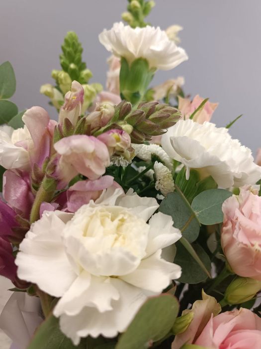 Композиция в шляпной коробке с хризантемой и эустомой