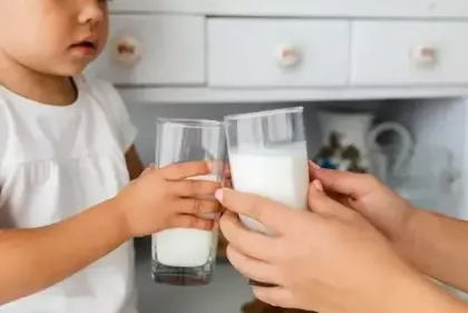 Можно ли давать малышу коровье молоко?