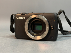 Canon EOS M10 Kit 15-45mm IS STM, царапка на линзе объектива