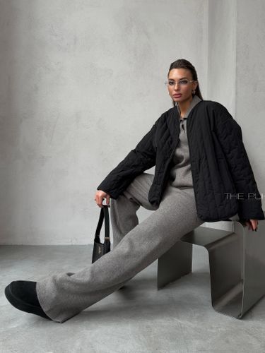 Женская стеганая куртка черного цвета