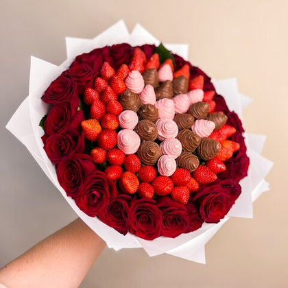 Ягодный букет из роз, клубники и клубники в шоколаде