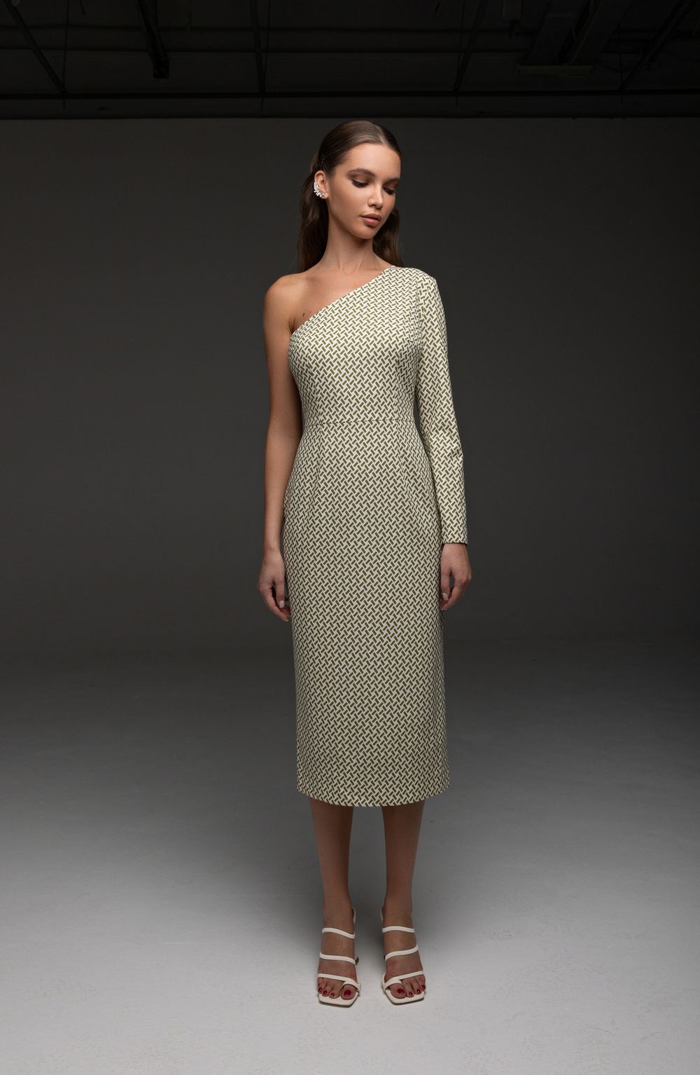 Платье на одно плечо (геометричный принт)