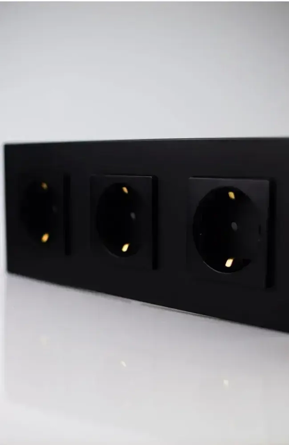 Розетки черные тройные с заземлением