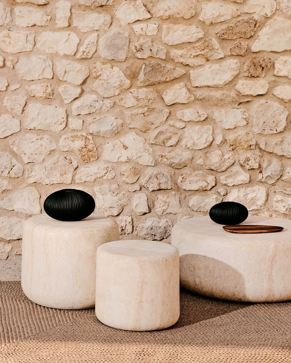 Цементный столик Drasi с отделкой под травертин Ø90 см