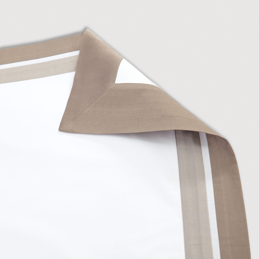 Постельное белье 2 спальное евро макси Сlaire&Caroll Jacqueline белое с бежевым кантом