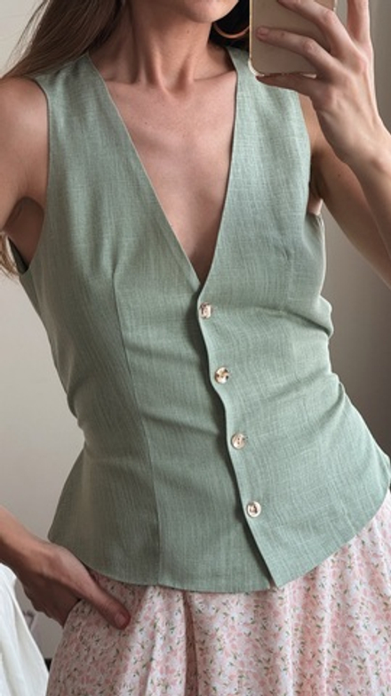 Жилет на пуговках изо льна 2025