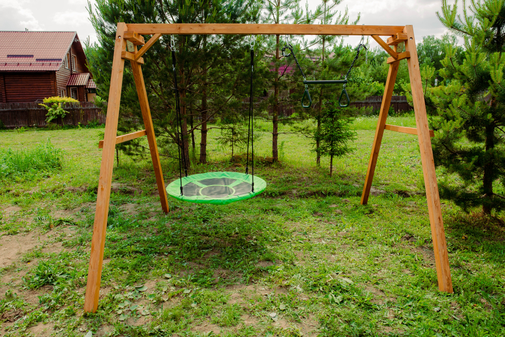 Деревянные качели с трапецией и качелями гнездо Свиби