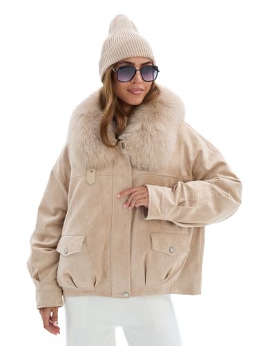 Утепленная замшевая куртка бежевого цвета