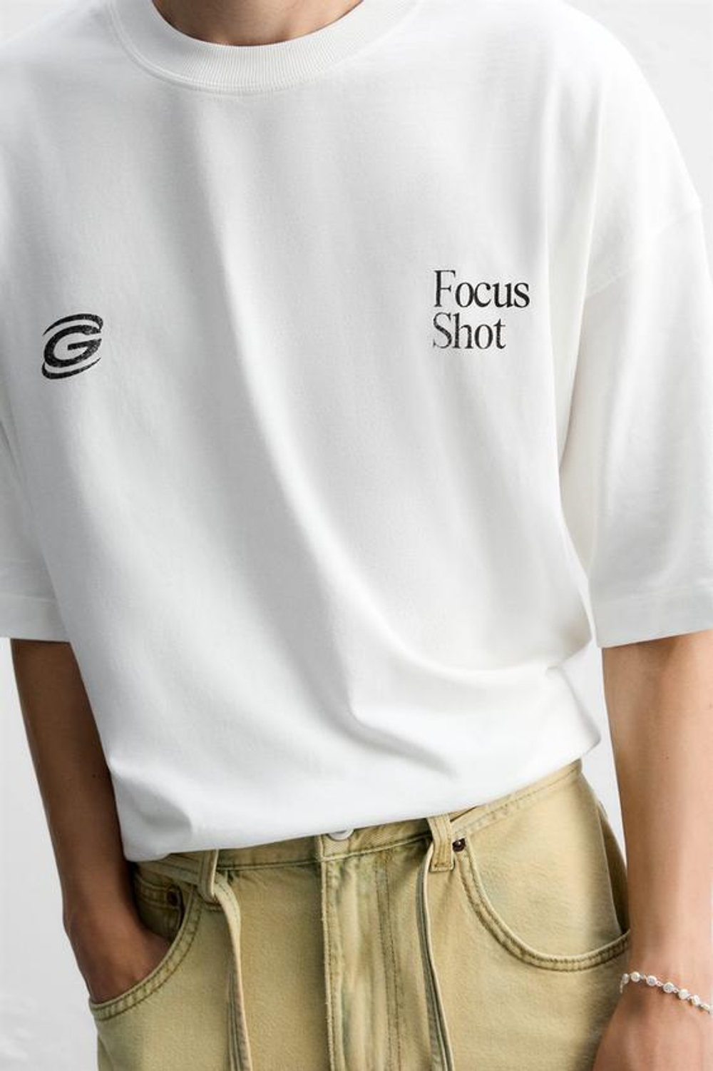 ZARA ФУТБОЛКА С КОНТРАСТНЫМ ПРИНТОМ, ЖЕЛТОВАТО-БЕЛЫЙ