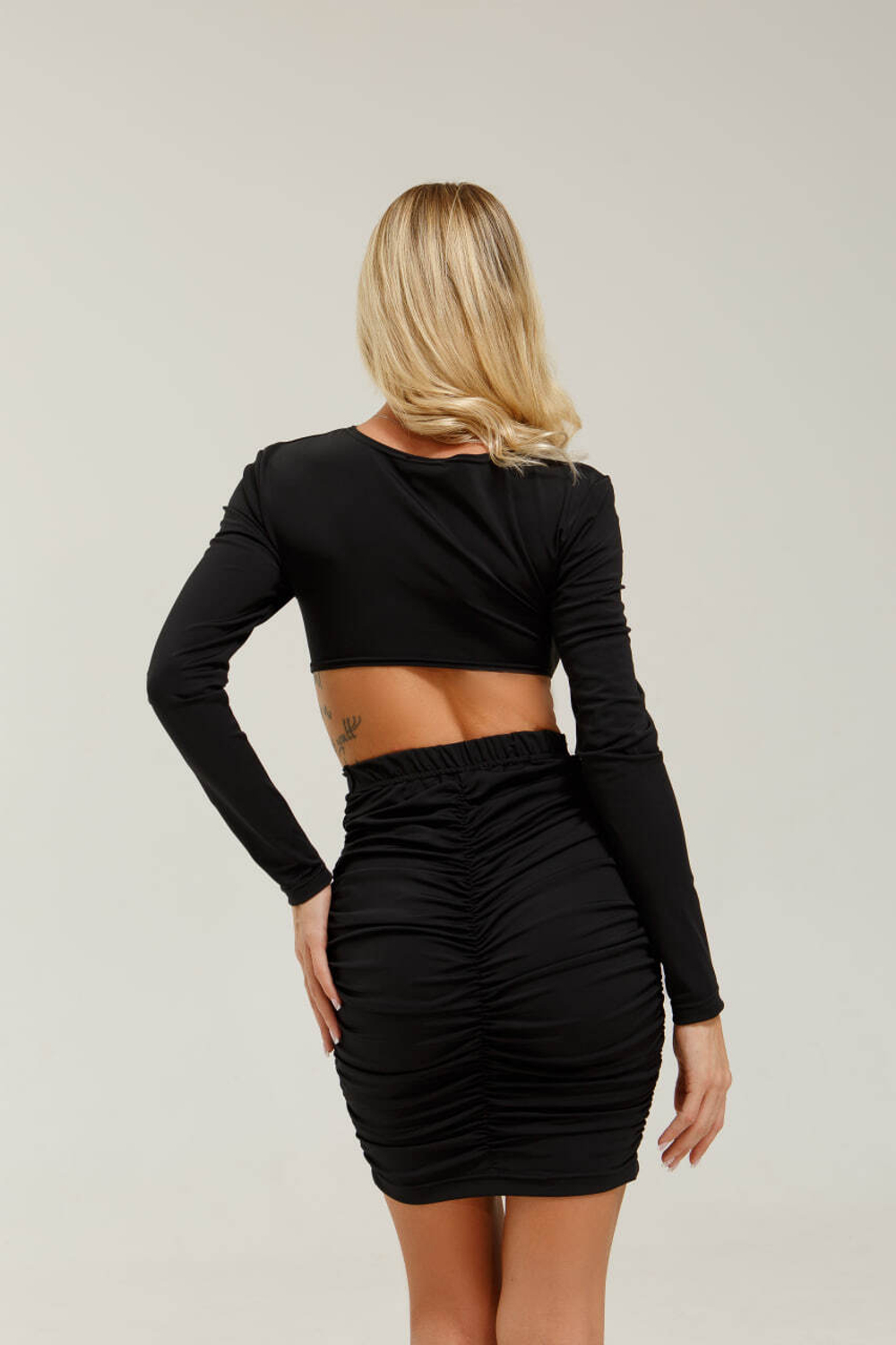 Платье со сборкой и декором "Роза", черный