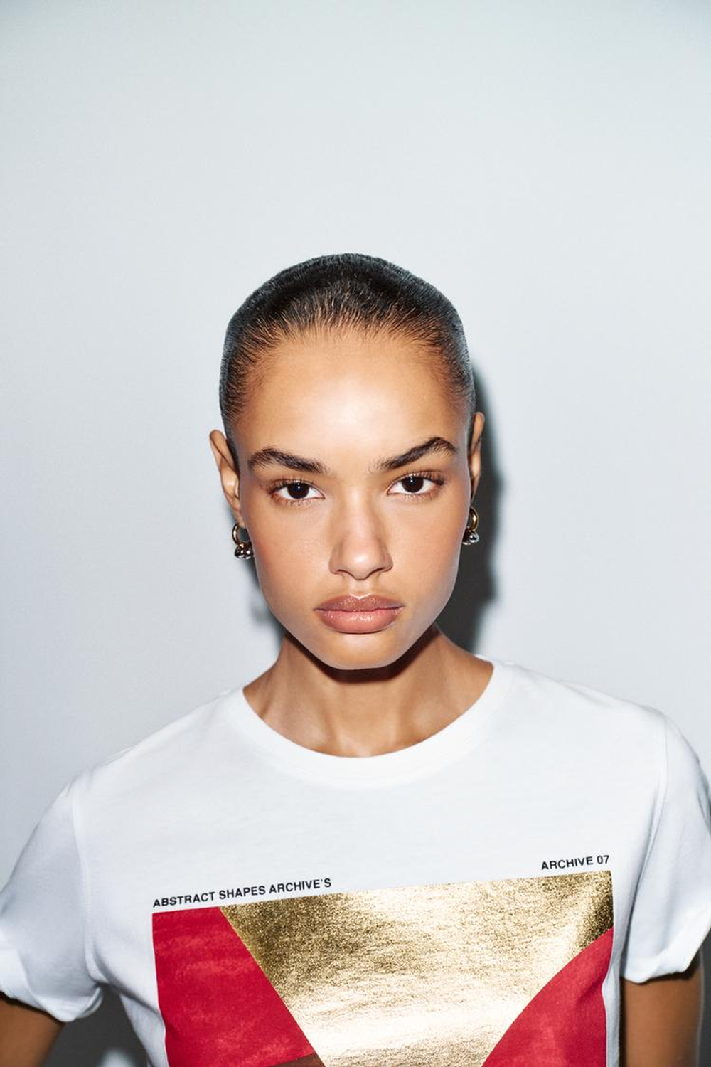 ZARA ФУТБОЛКА С МЕТАЛЛИЗИРОВАННЫМ ПРИНТОМ, БЕЛЫЙ