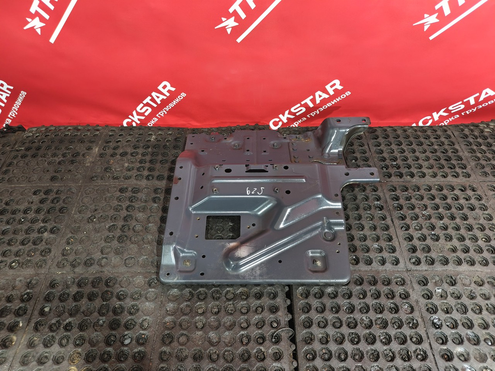 Кронштейн брызговика левого 2019г.