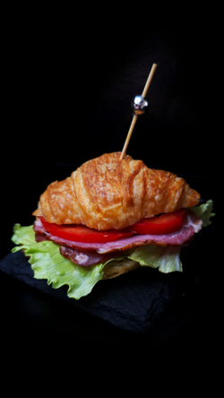 Сливочный круассан с вяленной свиной шейкой и овощами