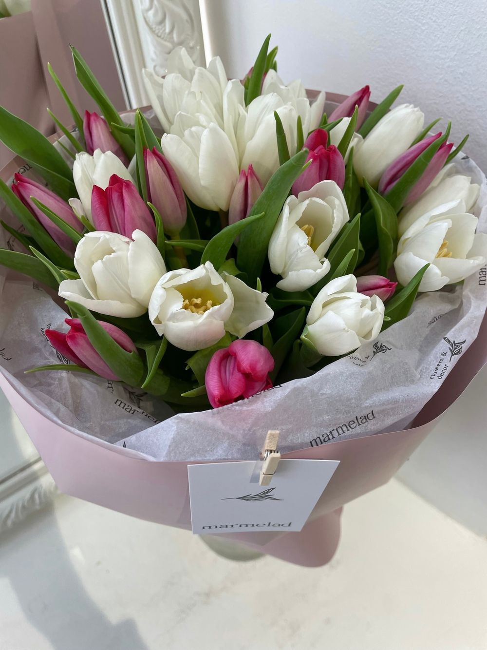 Букет из 25 белых и ярко-розовых тюльпанов