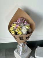 Кулек из хризантемы, кустовой розы и маттиолы