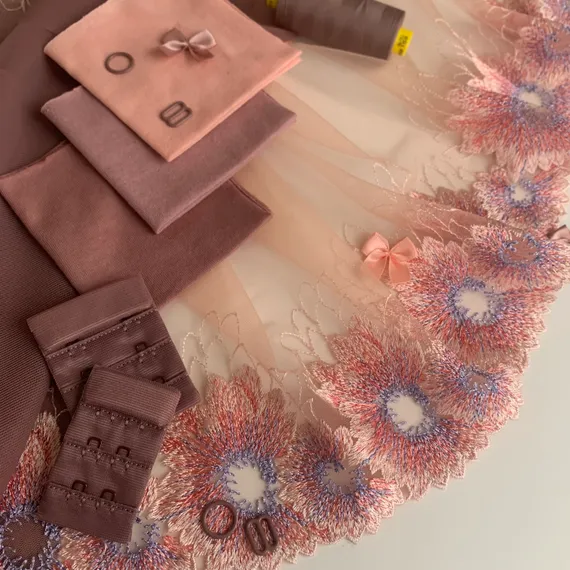 Вышивка на сетке персик/цветы (левая) 18 см