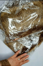 Меховой воротник из искусственного меха.