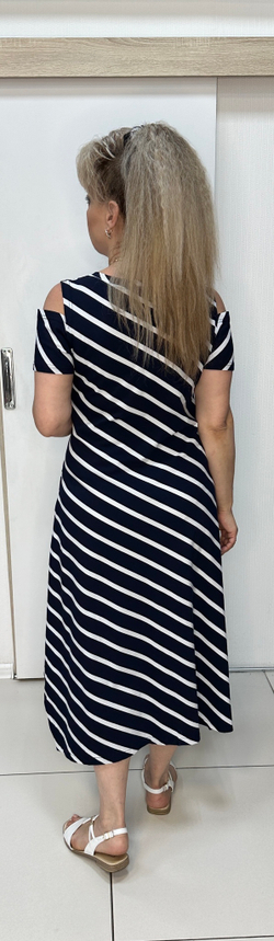 Трикотажное платье в полоску по диагонали с вынутыми плечиками