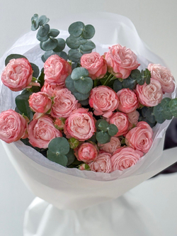 Монобукет из розовых кустовых пионовидных роз Бомбастик с эвкалиптом