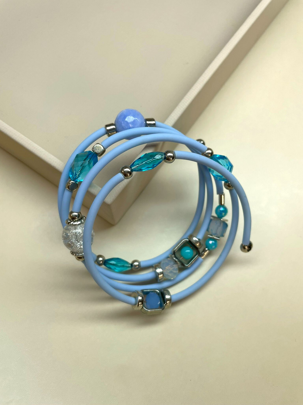Браслет с бусинами гибкий голубой