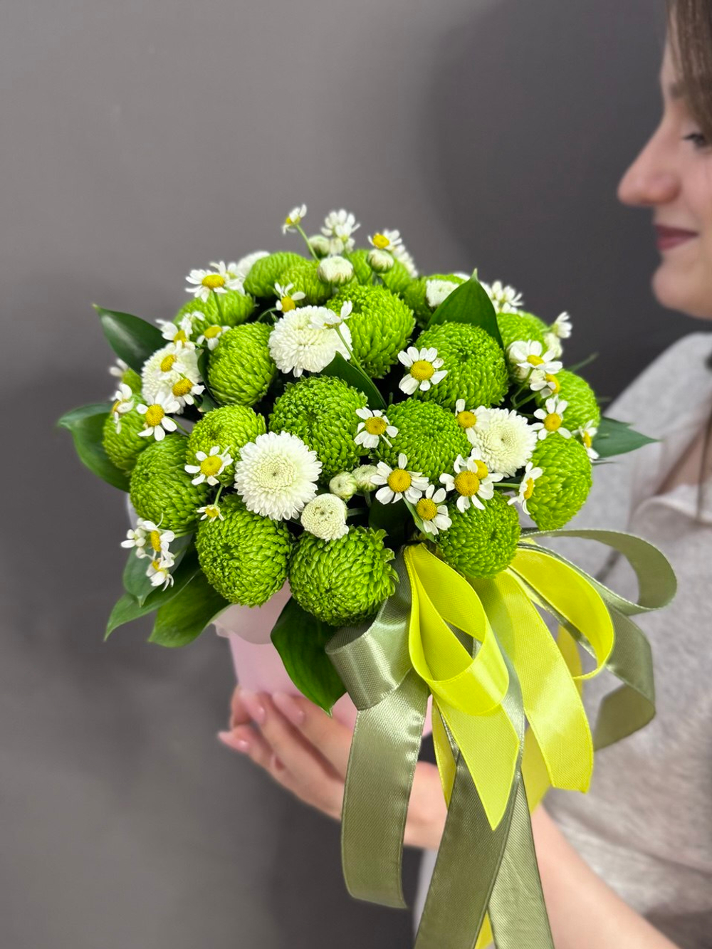 Шляпная коробка с хризантемами и ромашками