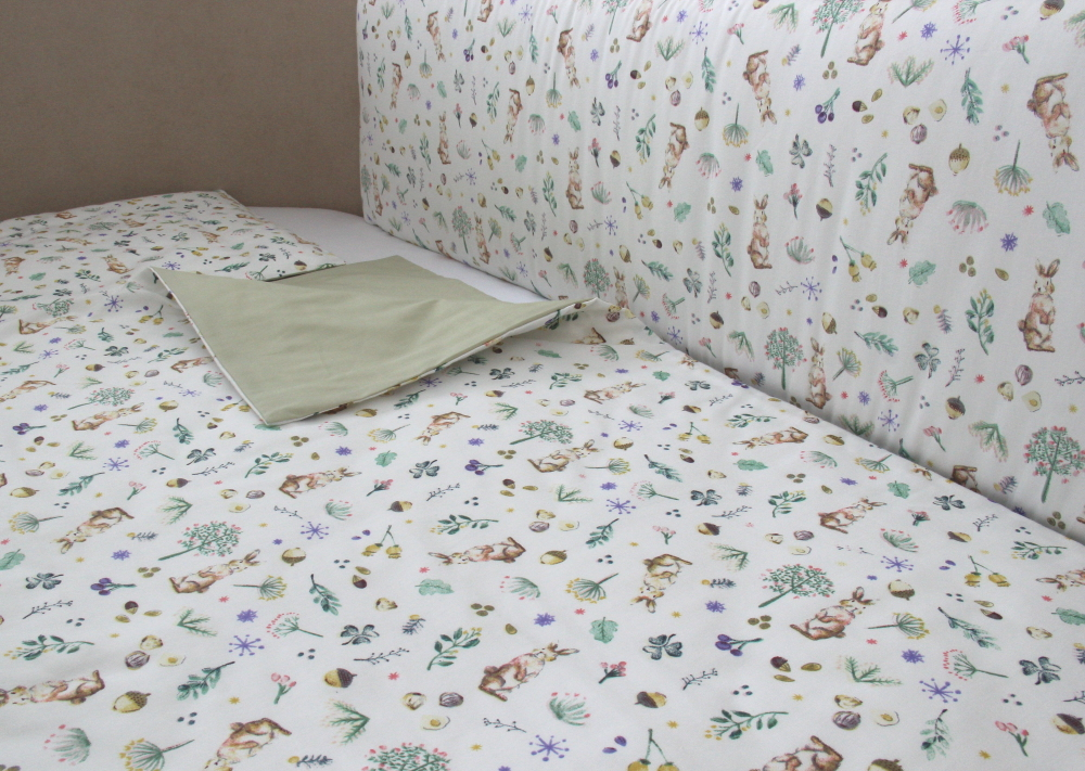 Постельное бельё в детскую кроватку «Зайчики с желудями»