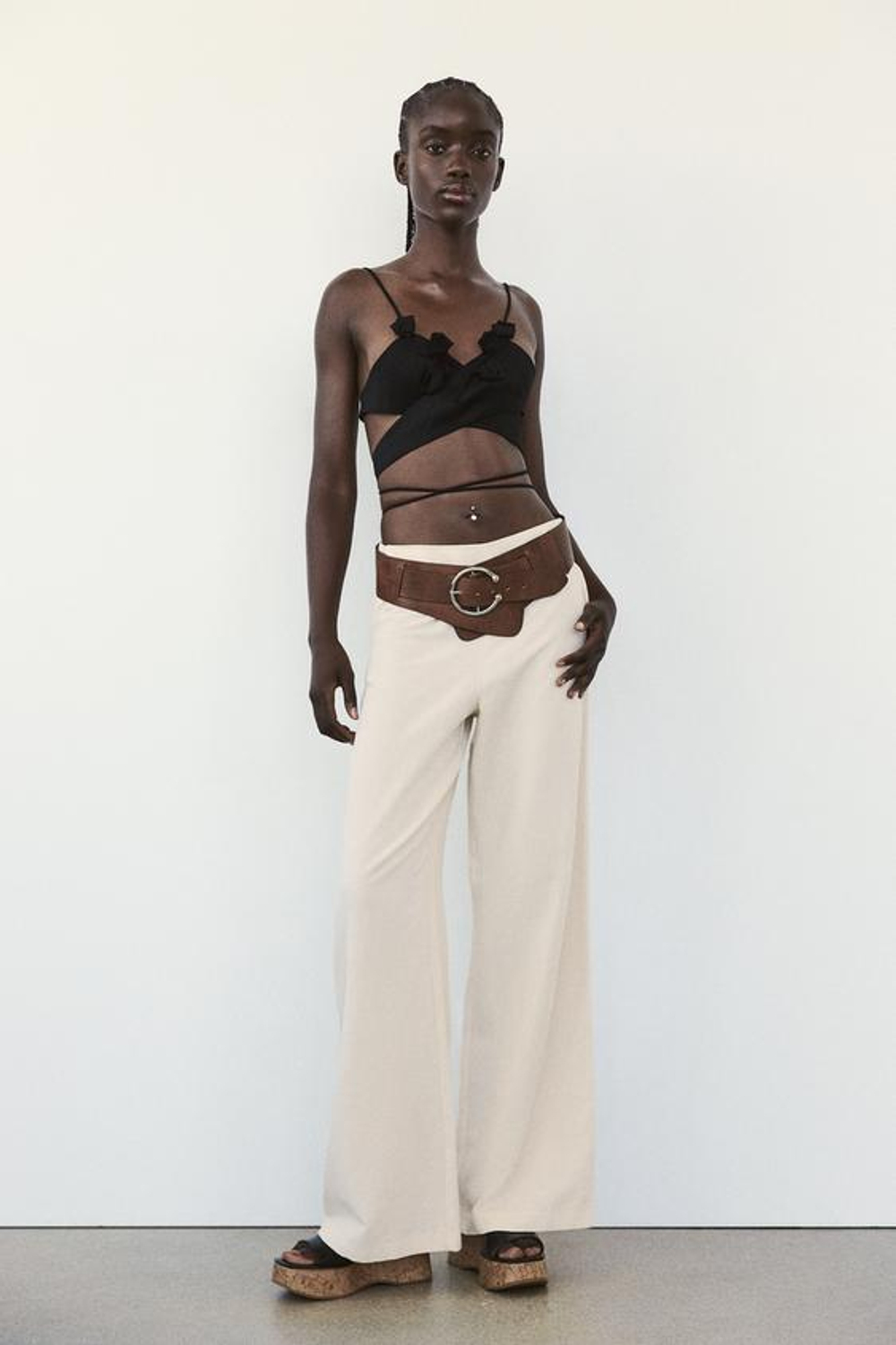 ZARA УКОРОЧЕННЫЙ ТОП ВНАХЛЕСТ С ЦВЕТОЧНЫМ ПРИНТОМ, ЧЕРНЫЙ