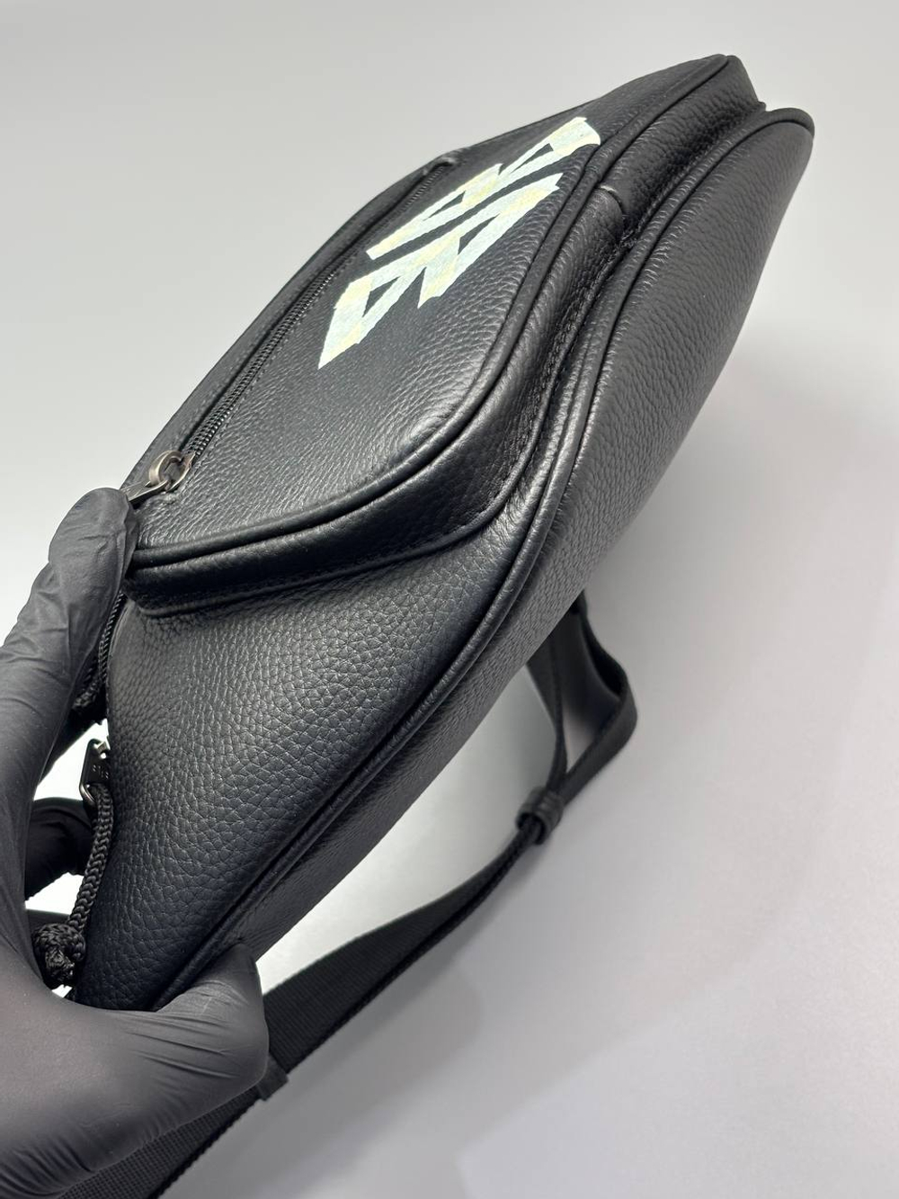 Сумка- слинг Balenciaga