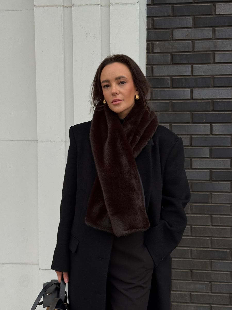 Шарф из эко-меха с прорезью коричневый