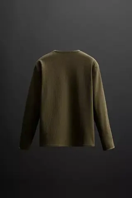 ZARA СПОРТИВНАЯ ФУТБОЛКА ИЗ РЕЛЬЕФНОЙ ТКАНИ, ОЛИВКОВЫЙ