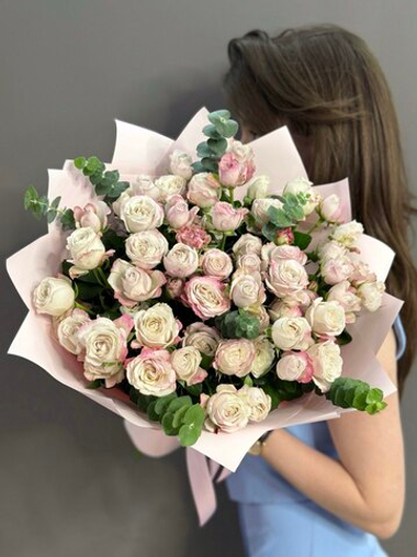 Букет из 9 кустовых пионовидных роз сорта "Angel Bombastic"