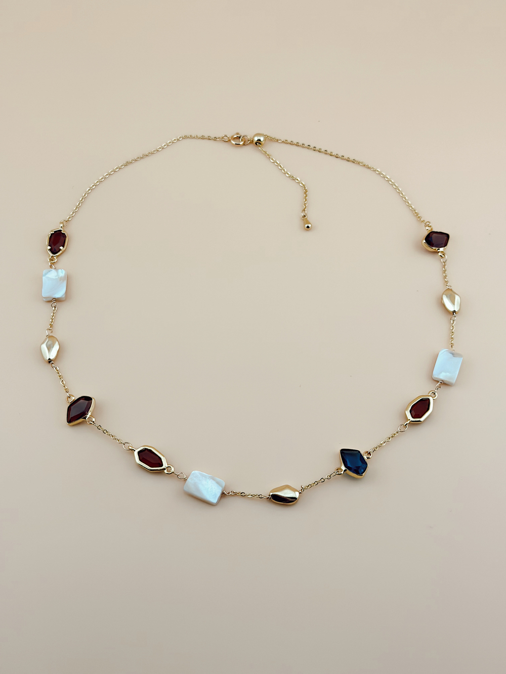 Колье с кристаллами и перламутром