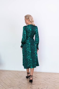 Платье на запах в изумрудном цвете