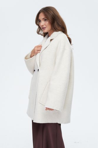 Укороченное пальто с шарфом в молочном цвете