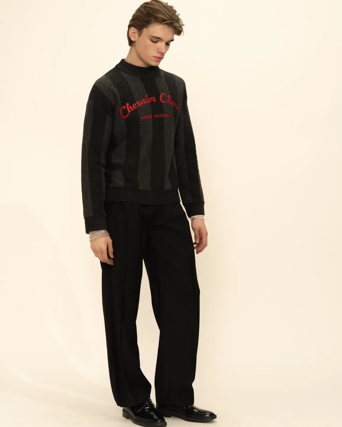 Черный свитер 