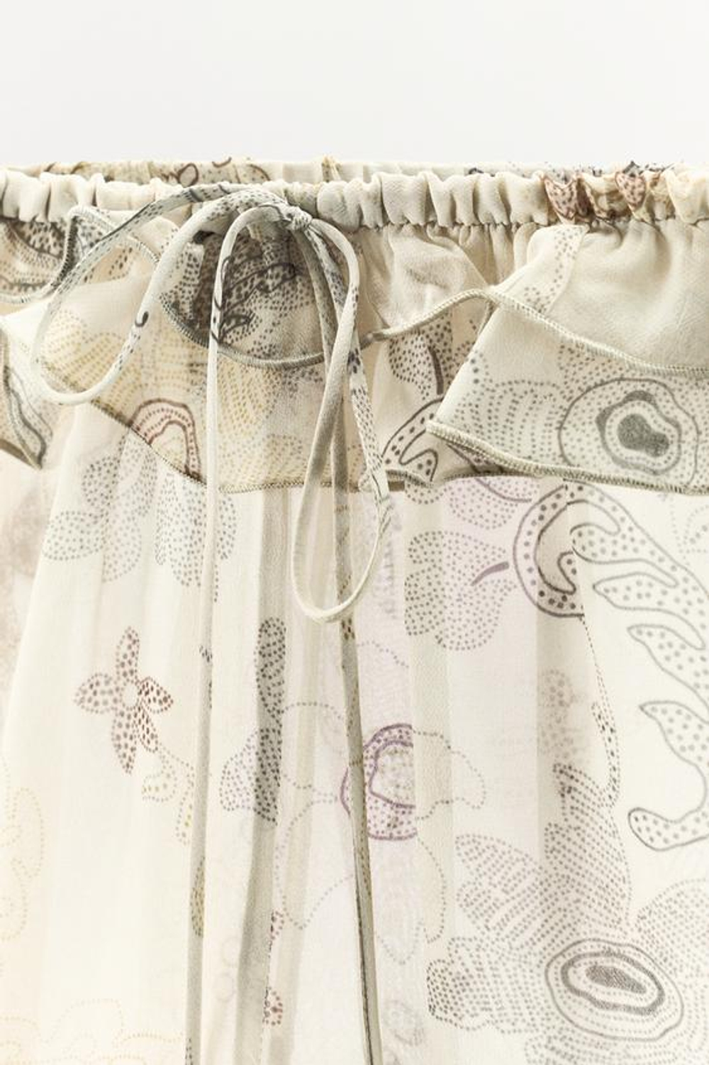 ZARA ШОРТЫ С ПРИНТОМ И ВОЛАНАМИ, ЖЕЛТОВАТО-БЕЛЫЙ