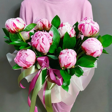 Композиция с 11 пионами сорта "Сара Бернар"