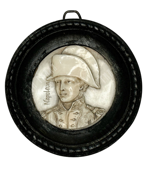 Медальон с портретом Наполеона Бонапарта. Резьба по слоновой кости, дерево. Европа. Начало XIX века.