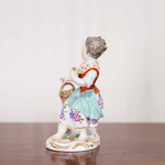 Садовница с корзиной фруктов