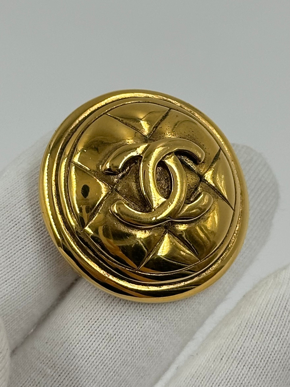 Миниатюрная брошь с логотипом Chanel