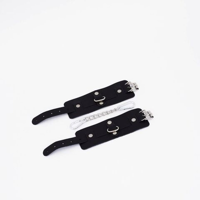 Черные кожаные наручники с хромированной фурнитурой